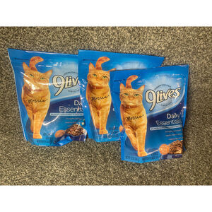 9 Lives Daily Essential Dry Cat Food mix of Chicken Beef and Salmon 12oz 3bags